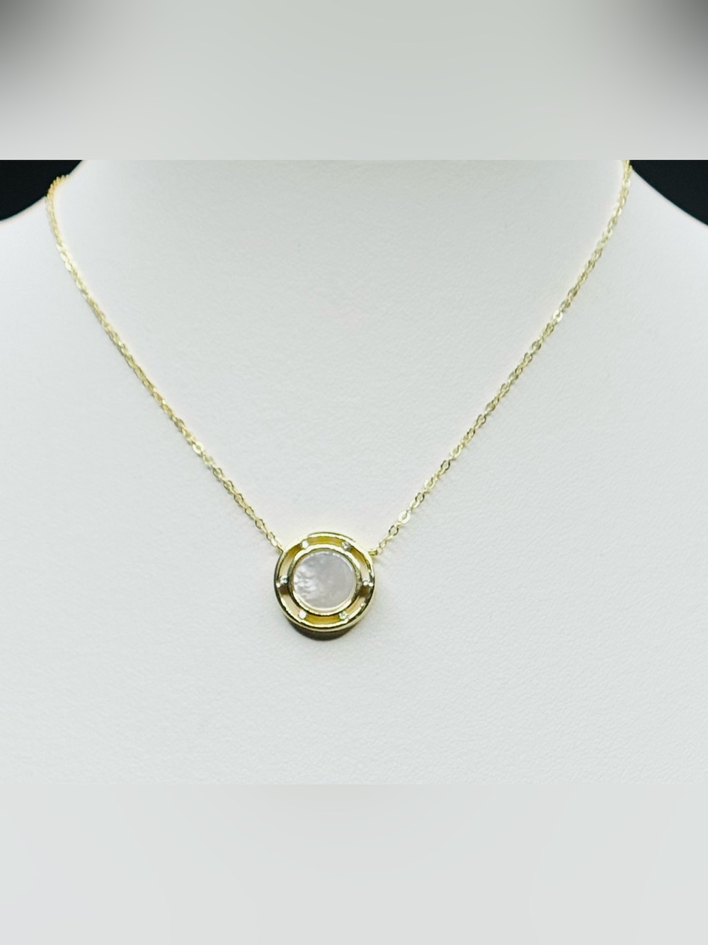 18K Gold Mother of Pearl Circle Pendant Necklace Women Jewelry